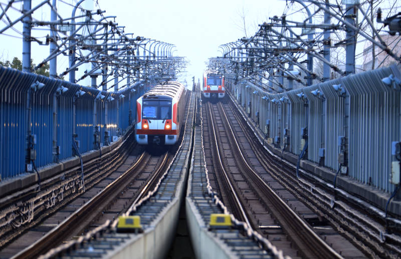 两列地铁擦肩而过图片