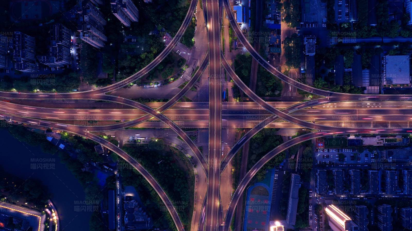 航拍夜幕下的南京双桥门立交桥图片