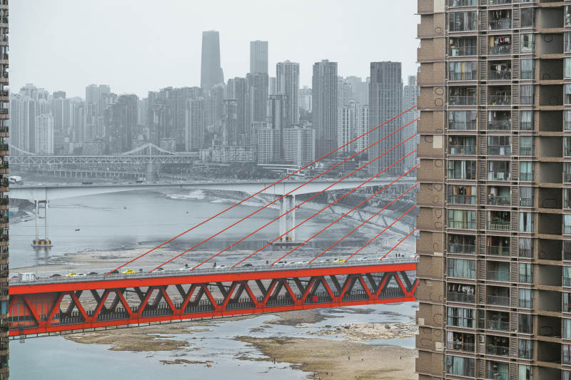 重庆城市河畔红桥图片