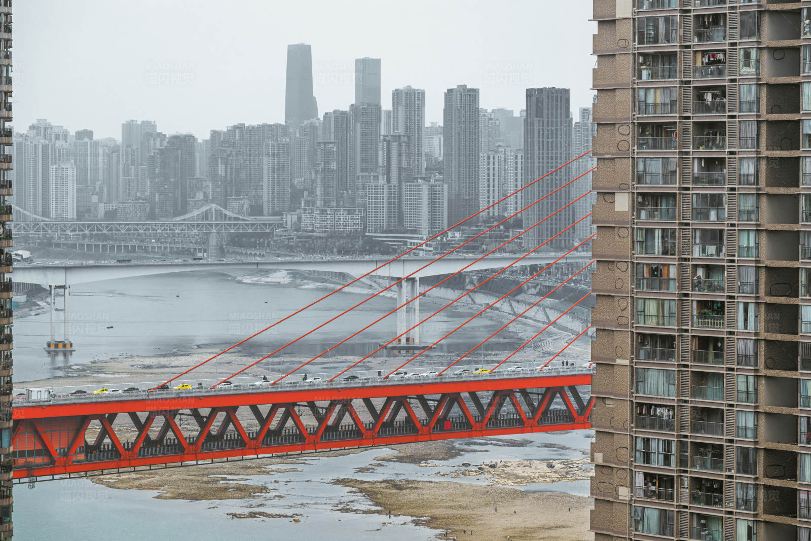 重庆城市河畔红桥图片