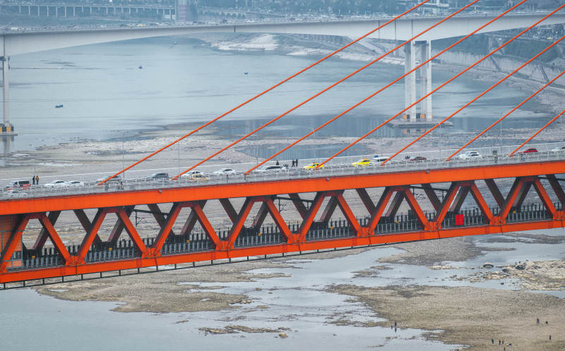 重庆红色大桥横跨河面图片