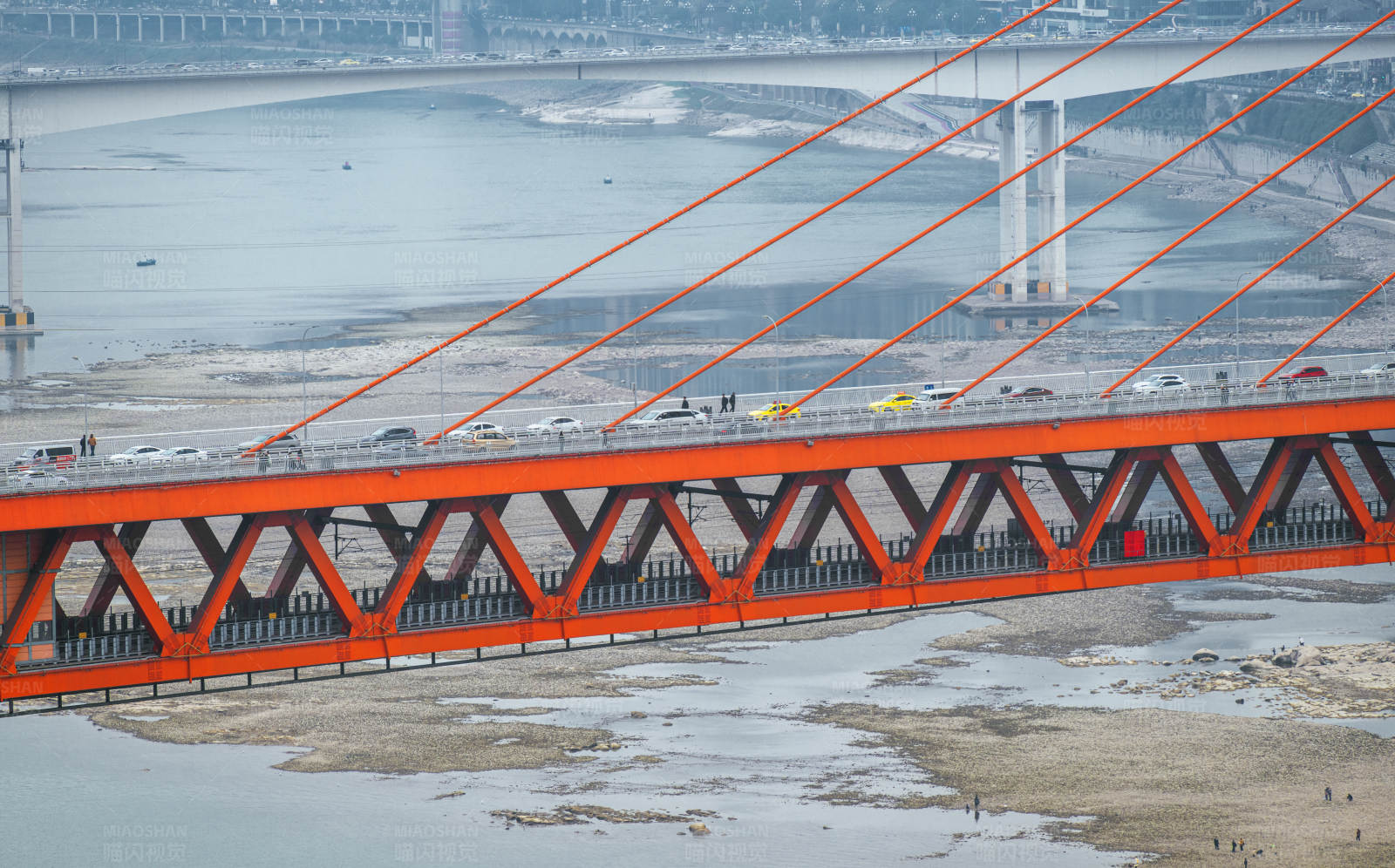 重庆红色大桥横跨河面图片