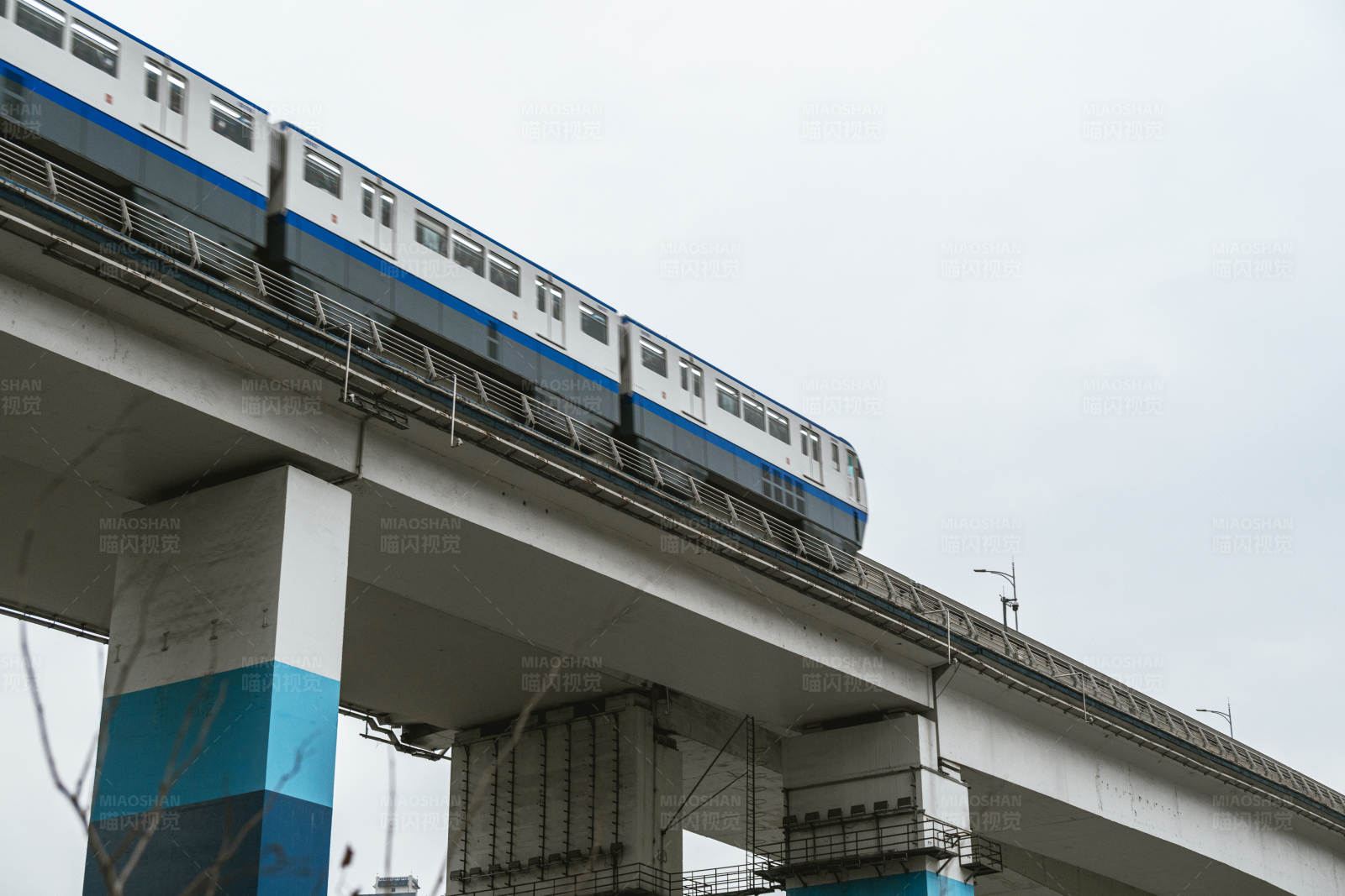 高架轨道上的列车图片