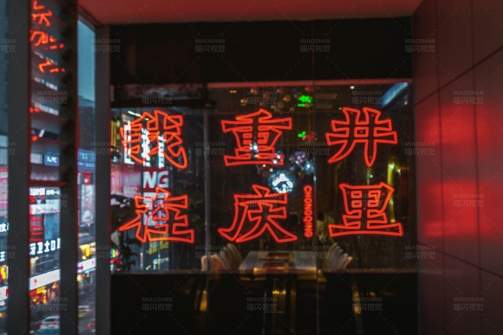 霓虹灯下的汉字招牌图片