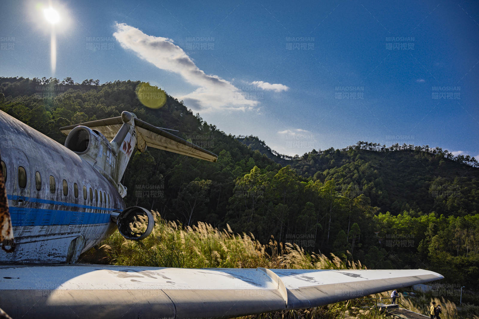 废弃飞机与山景图片