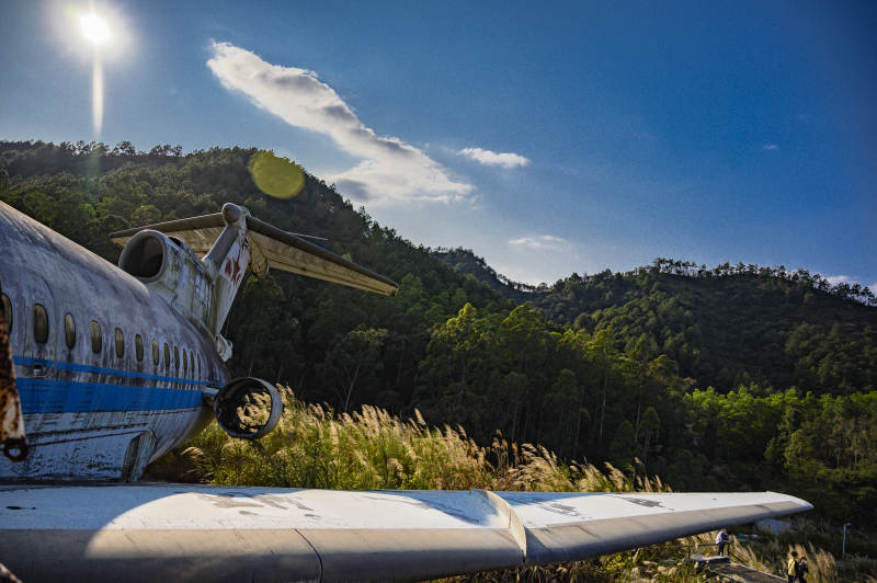 废弃飞机与山景图片