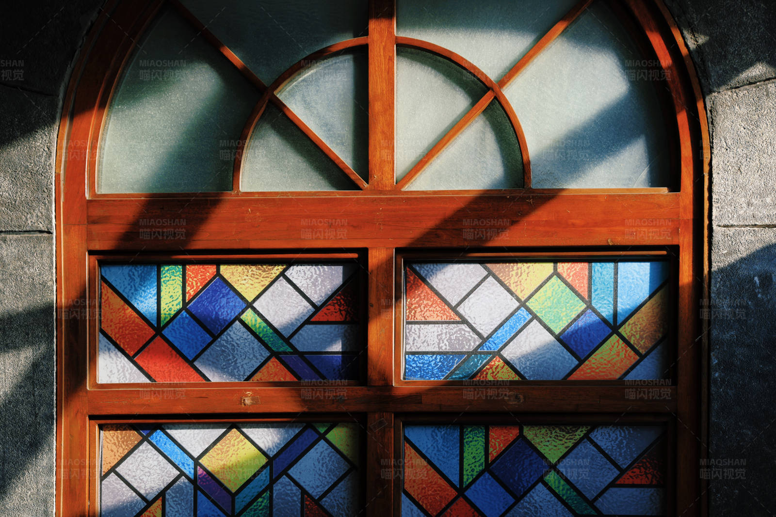 彩色玻璃窗图片
