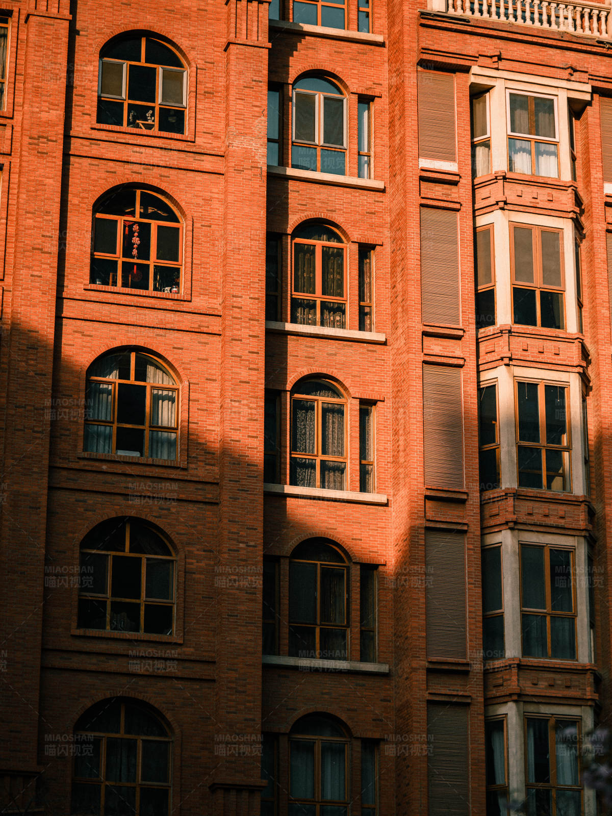 夕阳下的红砖建筑图片