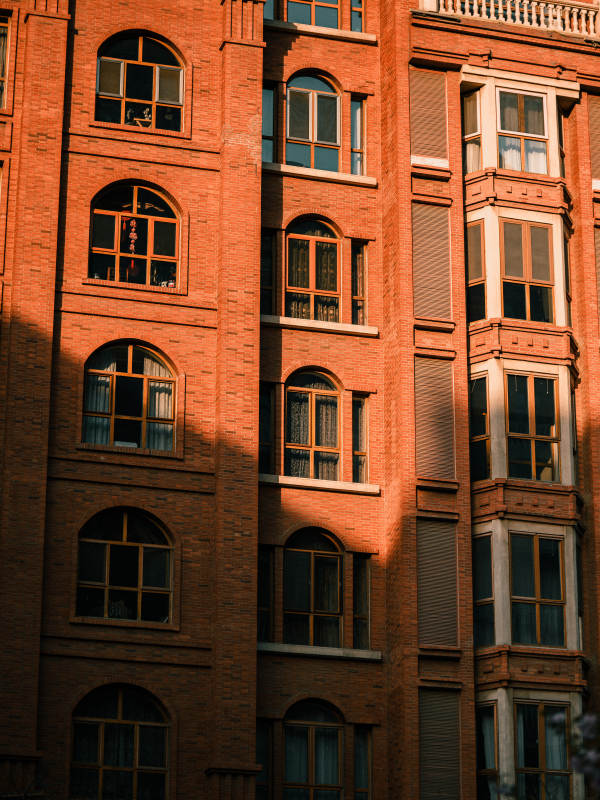 夕阳下的红砖建筑图片