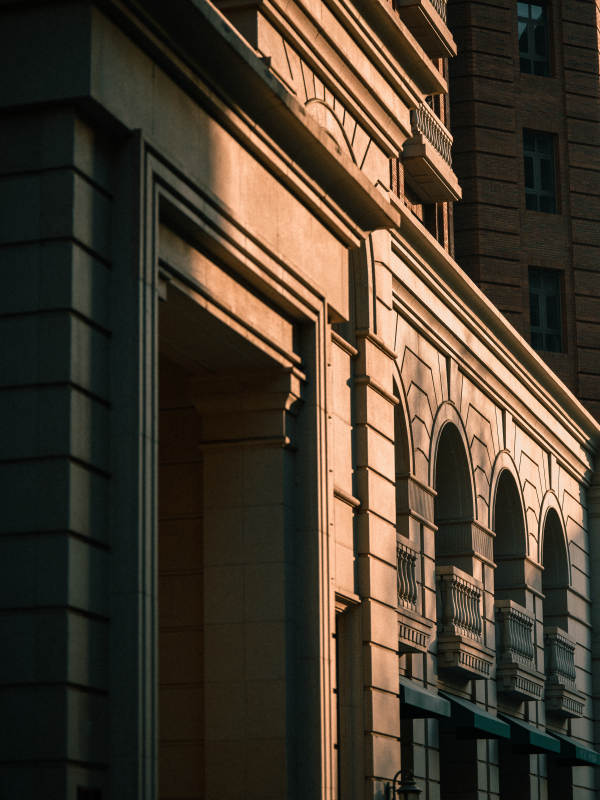 夕阳下的建筑轮廓图片