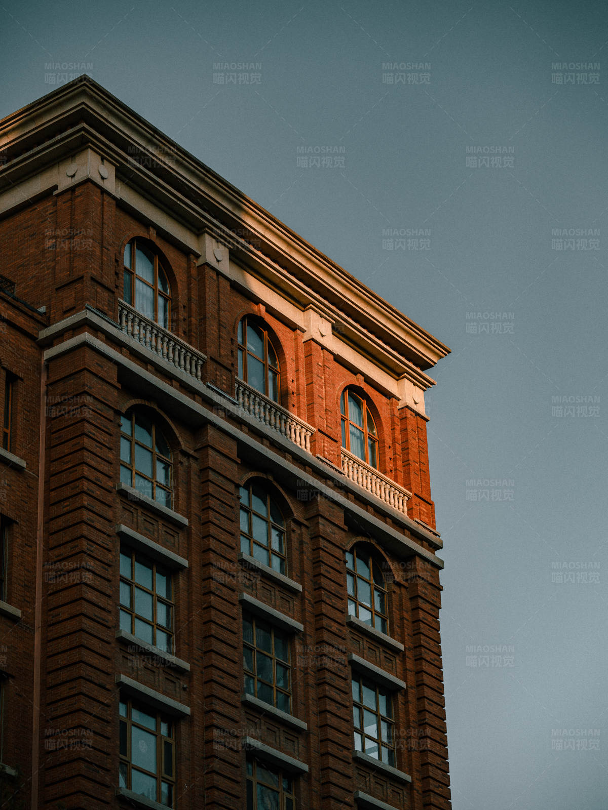 夕阳下的红砖建筑图片