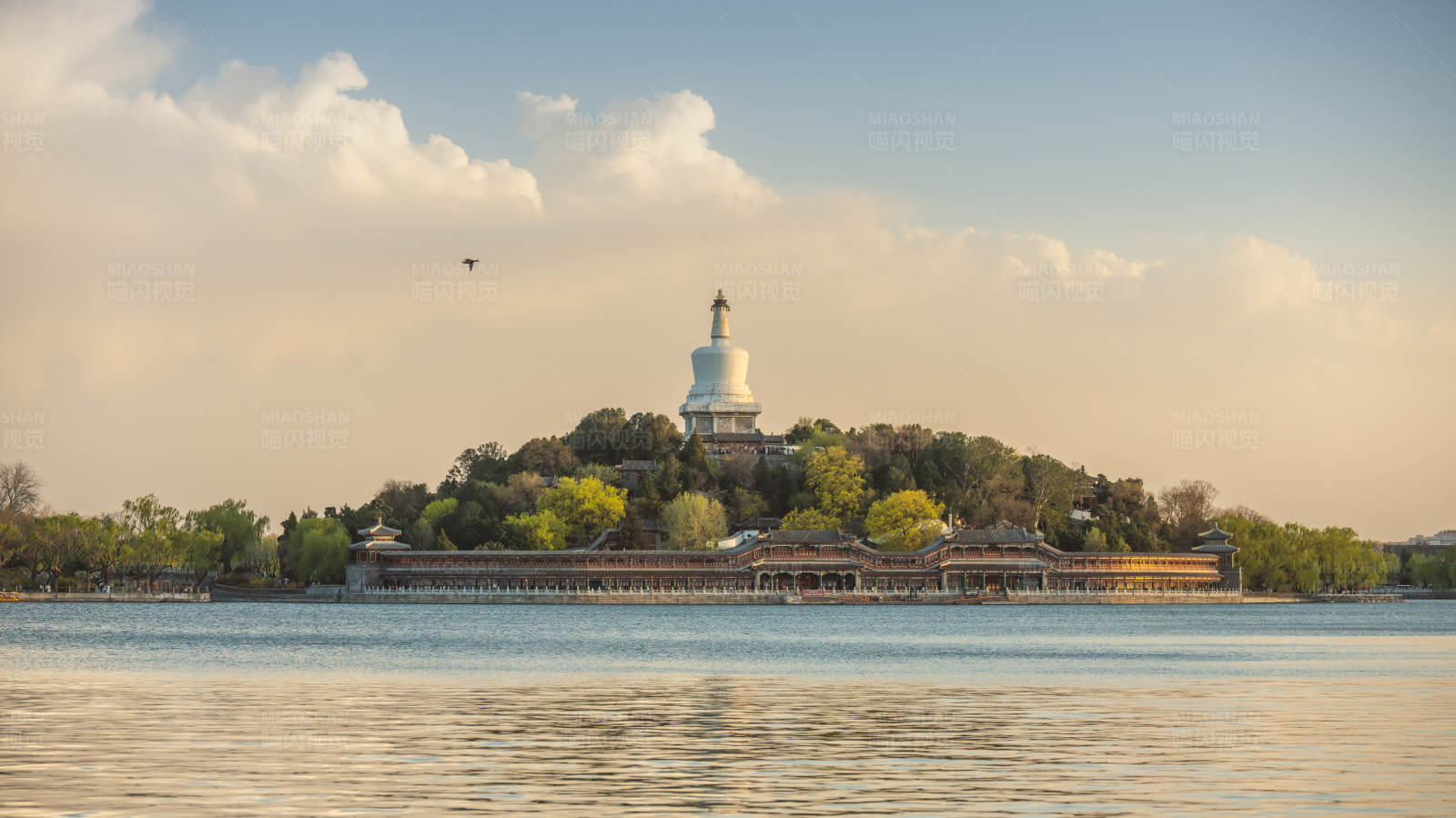  北京白塔湖光图片