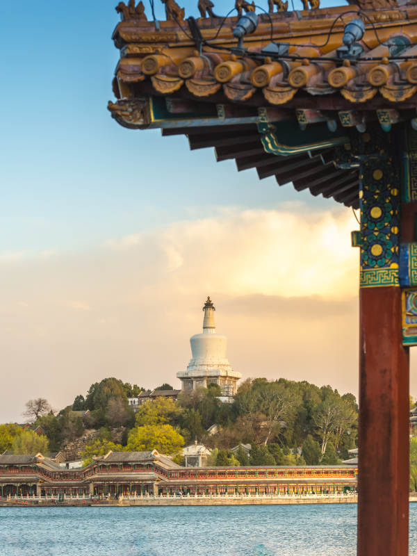 白塔湖畔夕阳景图片