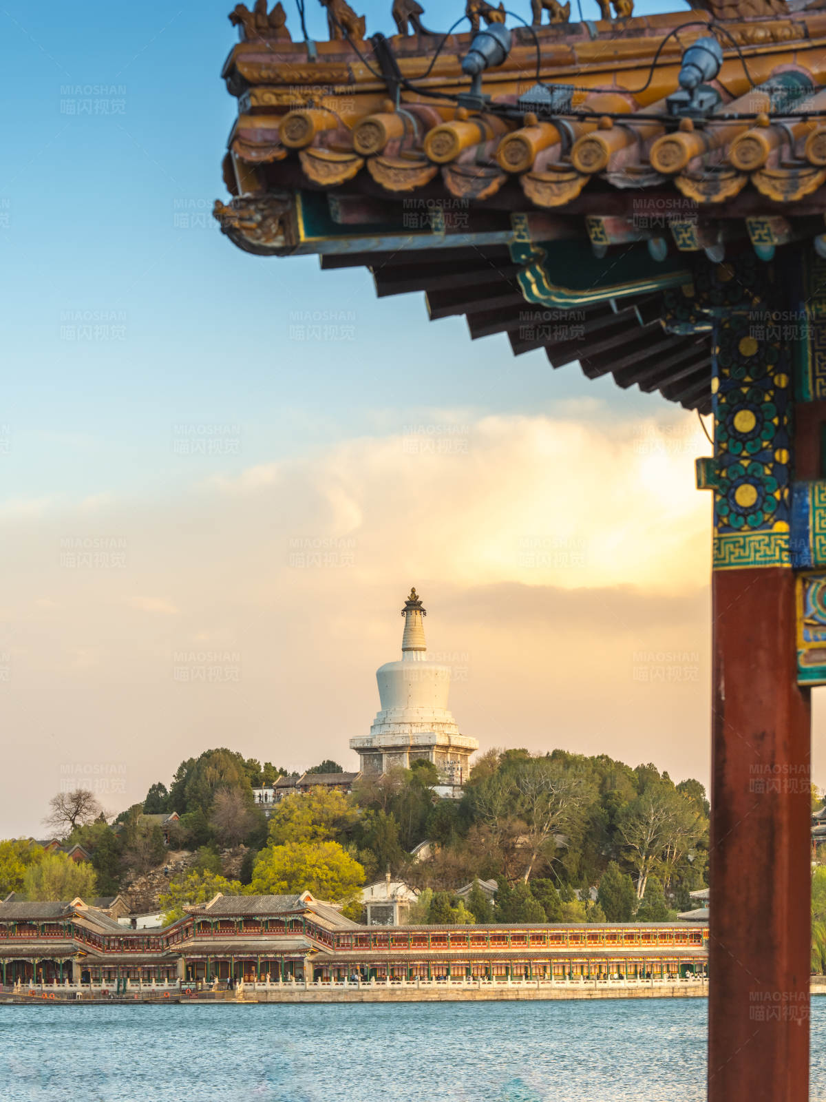 白塔湖畔夕阳景图片