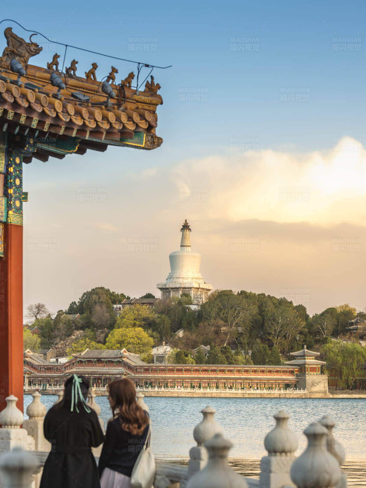 北京北海公园白塔夕阳图片
