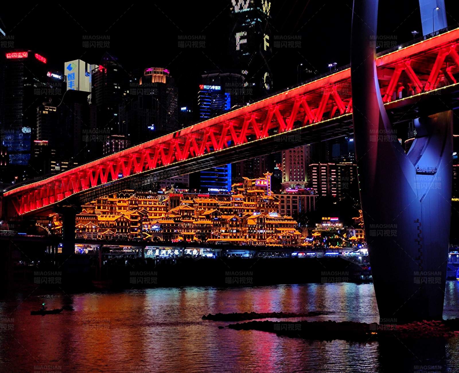 重庆夜色中的千厮门大桥图片