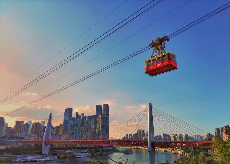 重庆城市上空的缆车之旅图片
