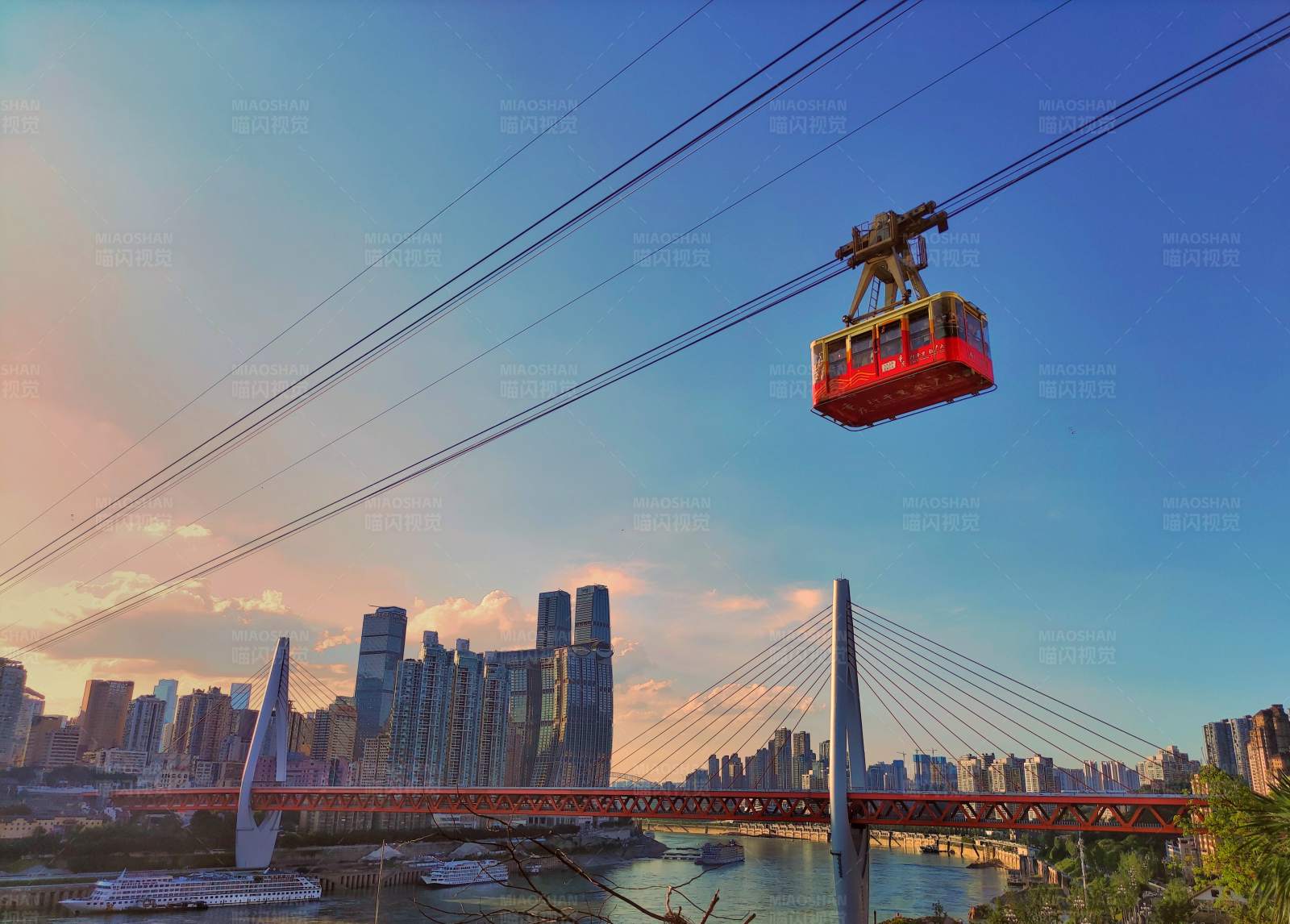 重庆城市上空的缆车之旅图片