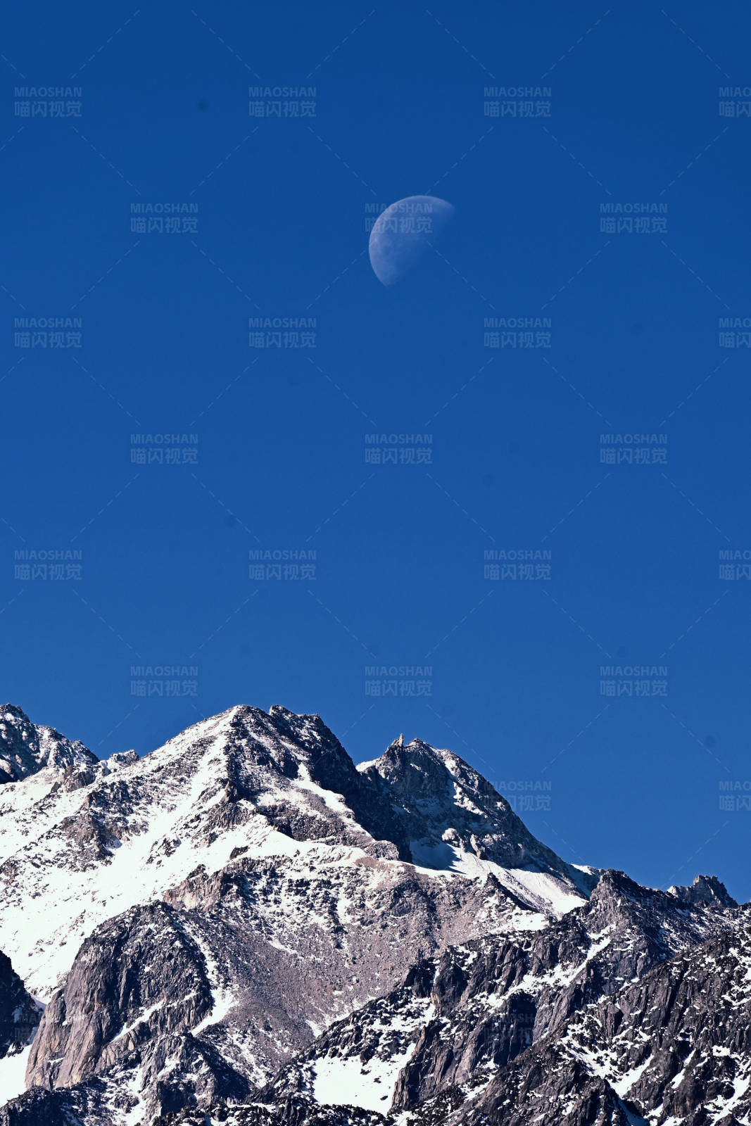 川西海子与月亮图片