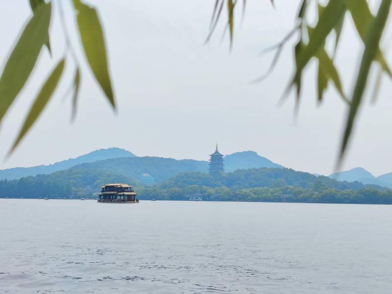 杭州西湖游船与雷峰塔图片