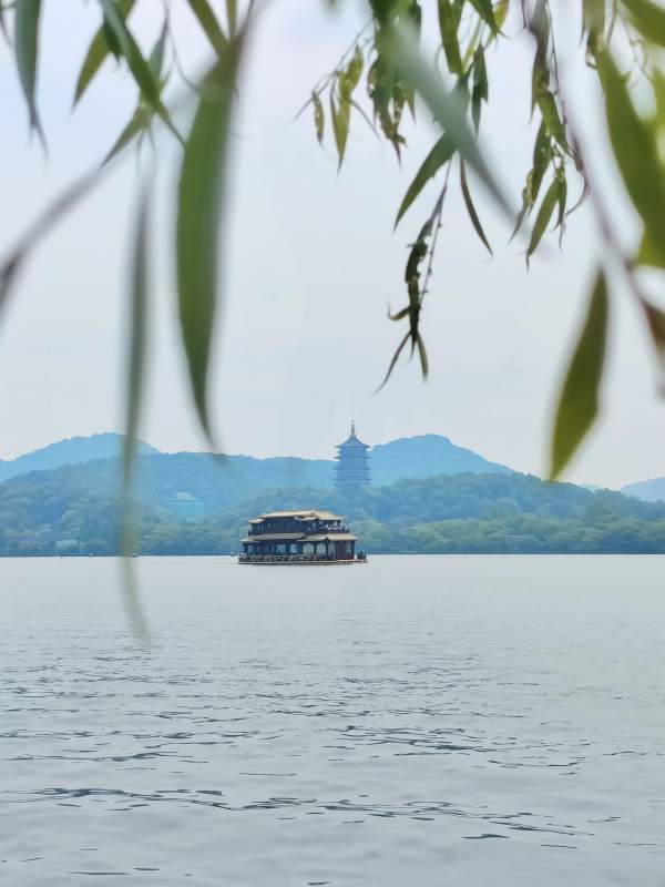 杭州西湖游船与雷峰塔图片