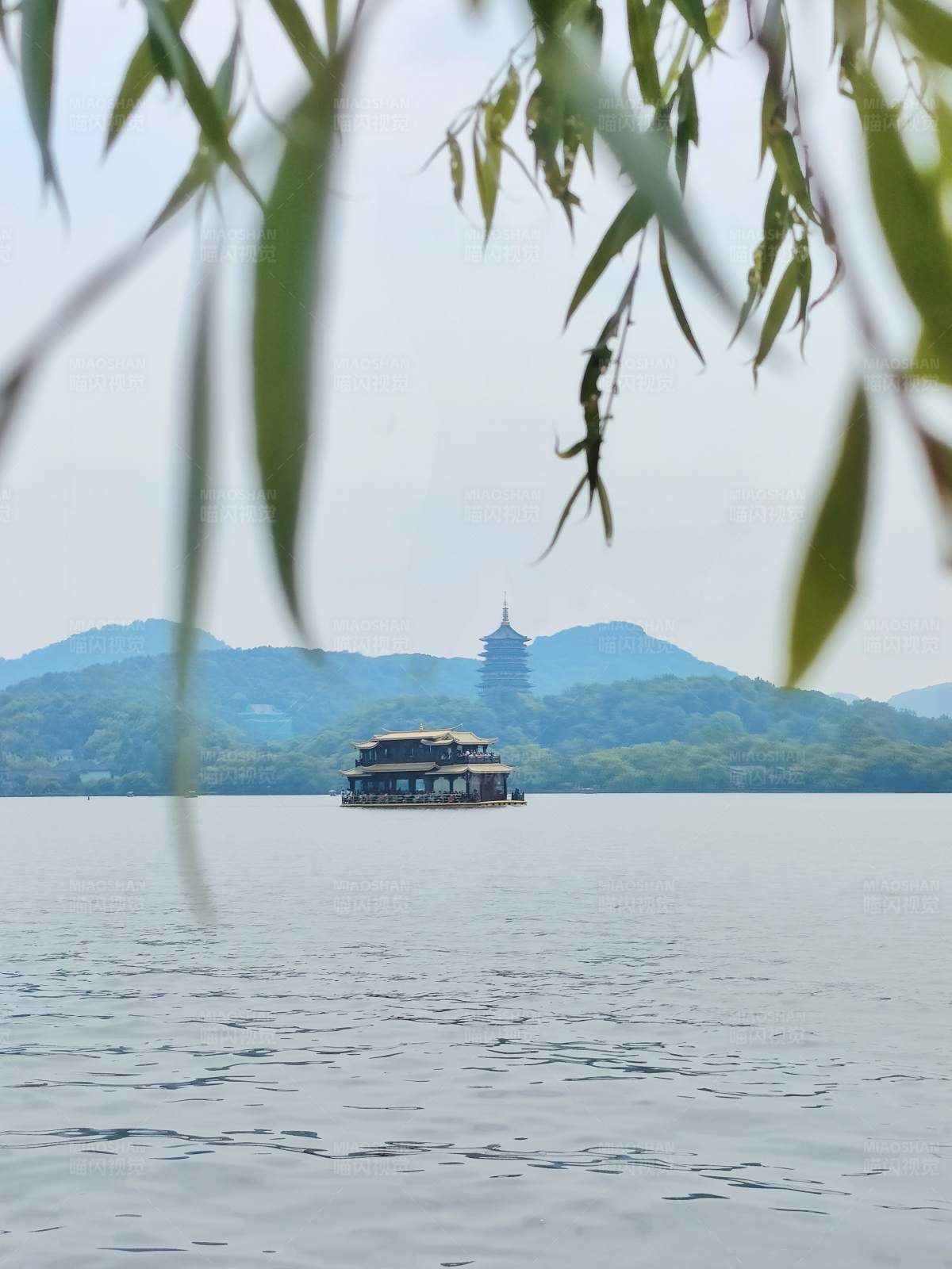 杭州西湖游船与雷峰塔图片