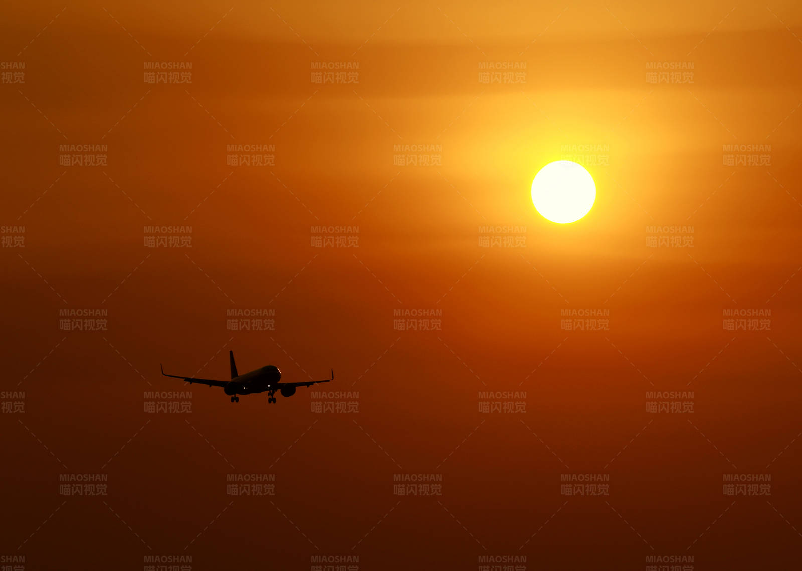 夕阳下的航班图片