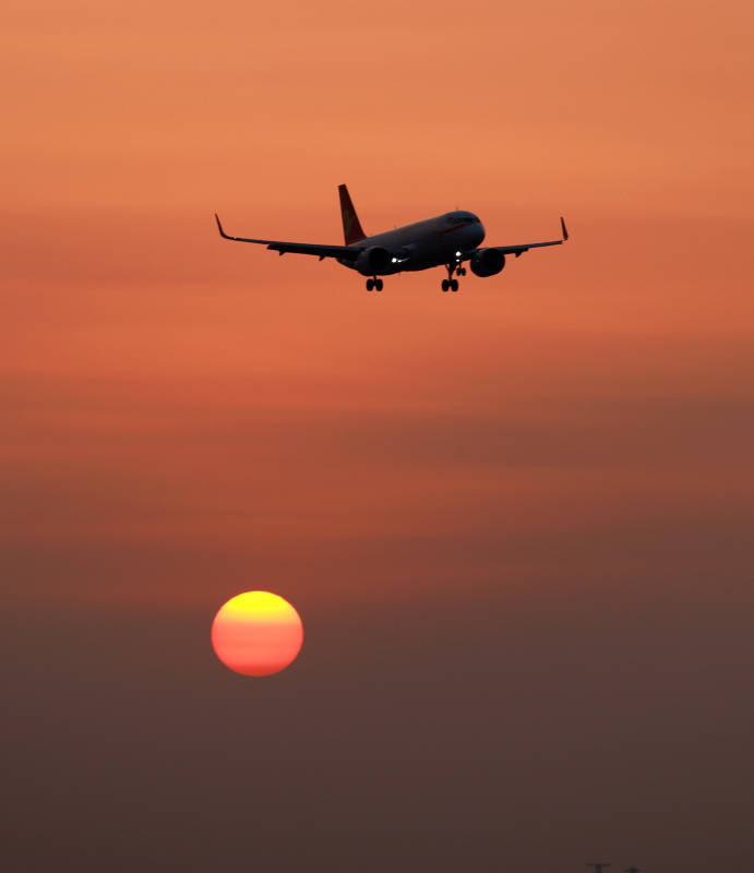 夕阳下的飞机图片