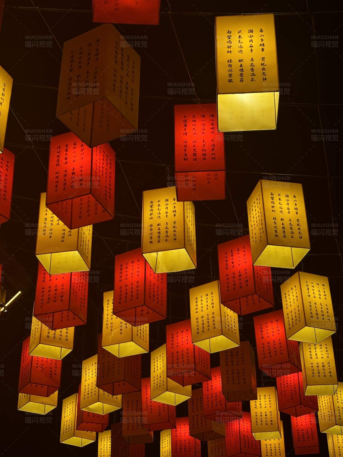 悬挂的灯笼图片