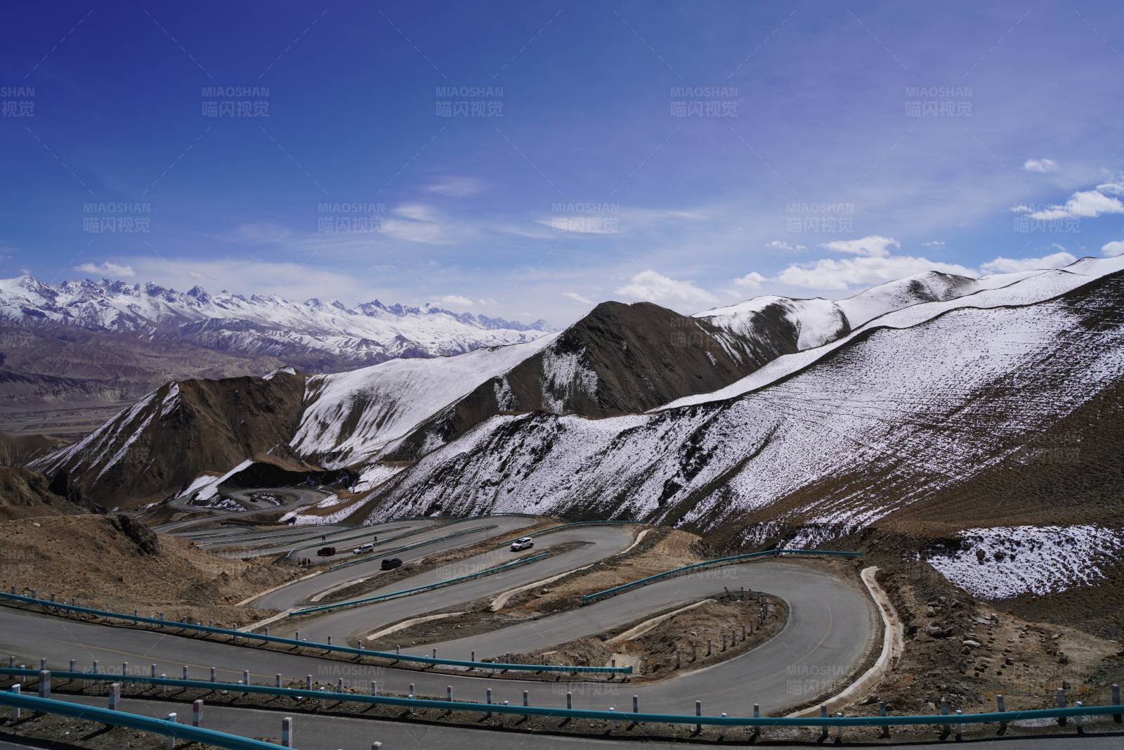 新疆盘龙古道蜿蜒公路图片