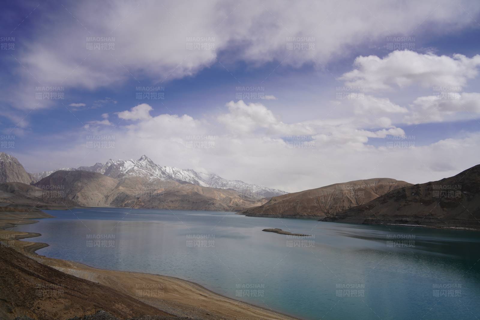 新疆高原上的宁静湖泊图片