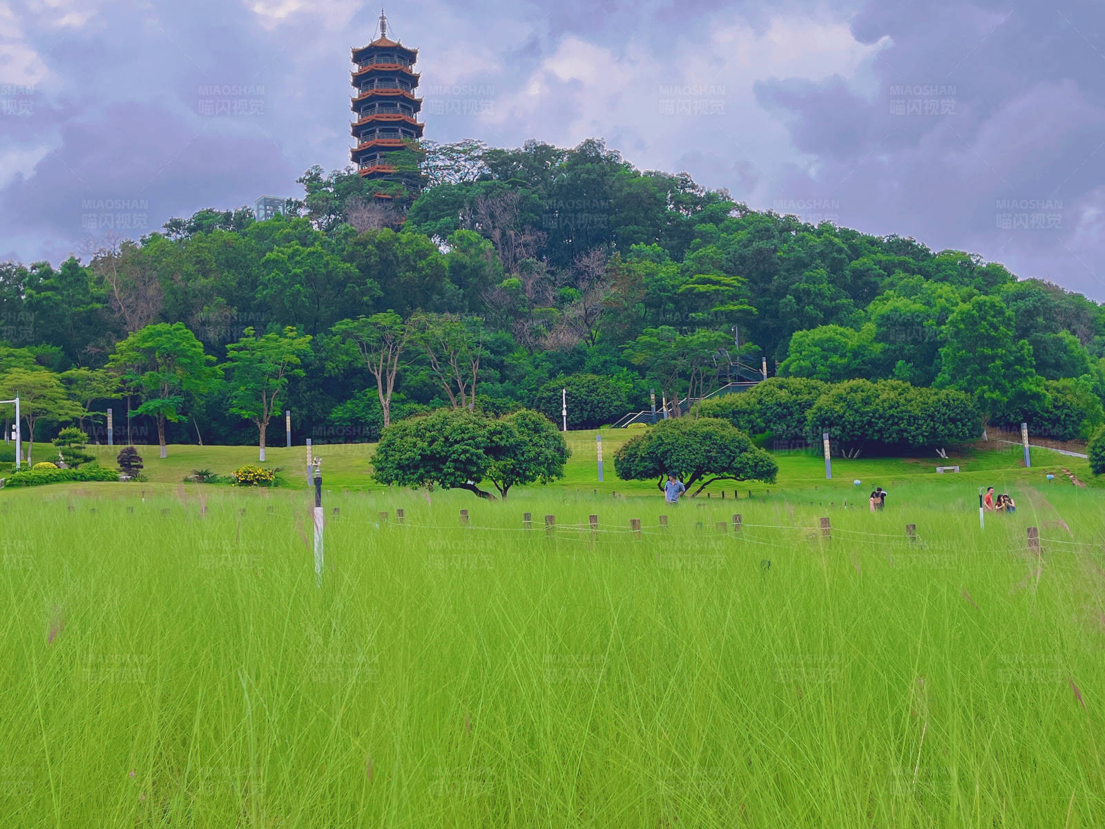 青山绿野红花山古塔图片