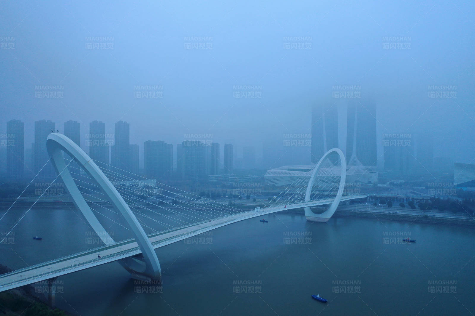 晨雾中的南京眼步行桥航拍图片