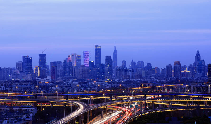 南京主城区夜景与高架繁忙交通图片