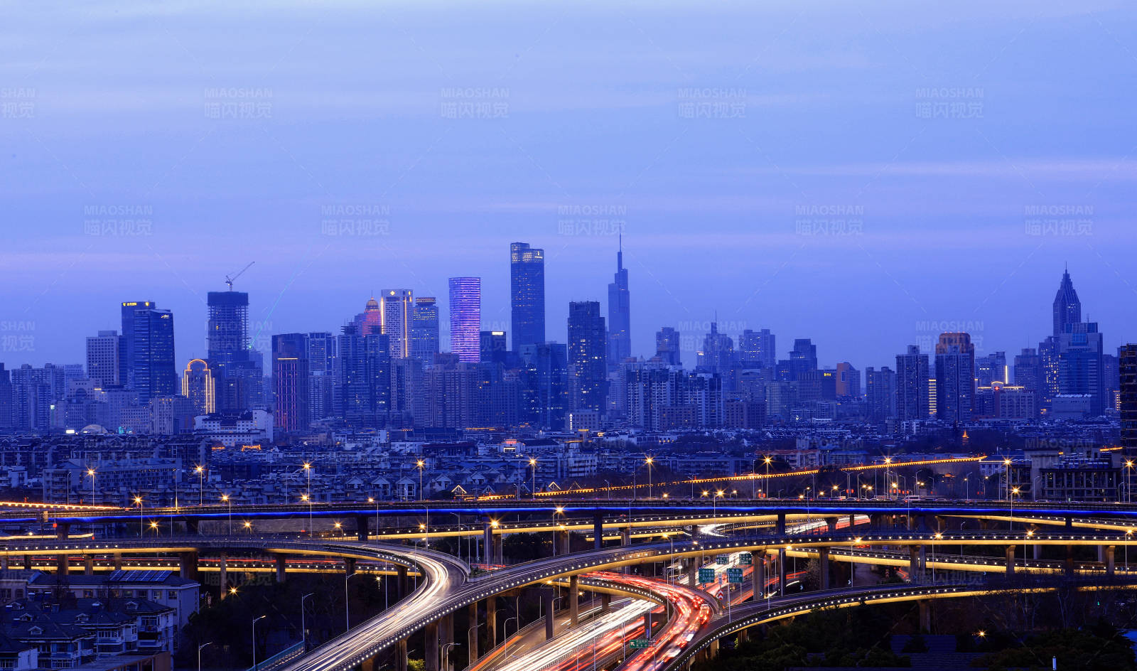 南京主城区夜景与高架繁忙交通图片