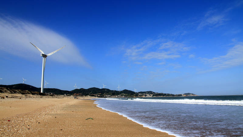 海滩上的风力发电机图片