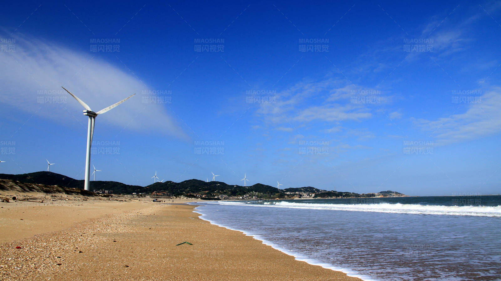 海滩上的风力发电机图片