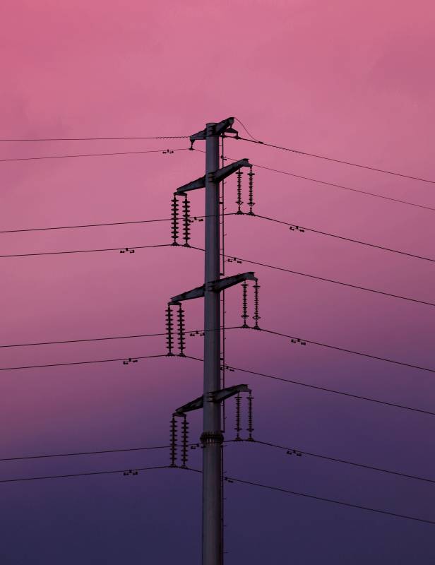粉色晚霞中的电线杆图片