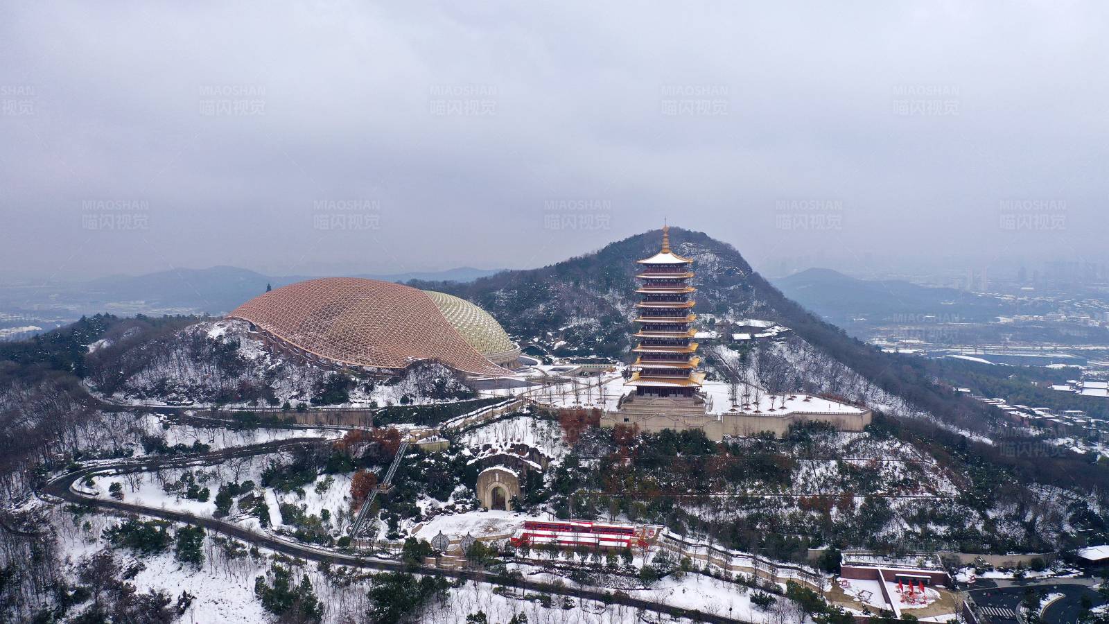 航拍雪后牛首山图片
