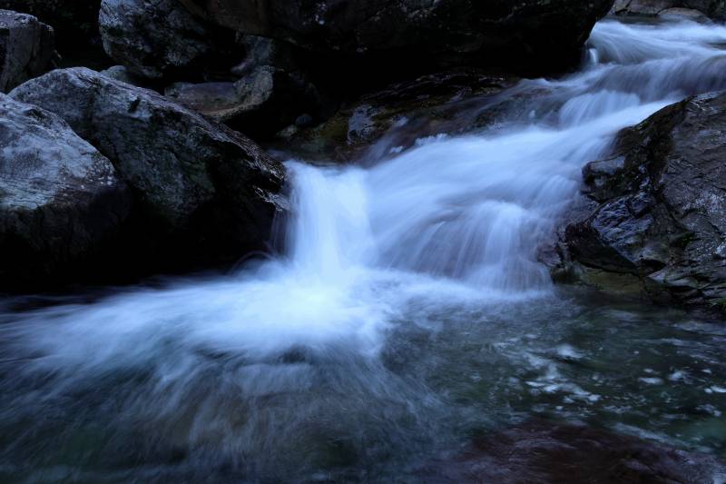 流水潺潺 山间清泉图片