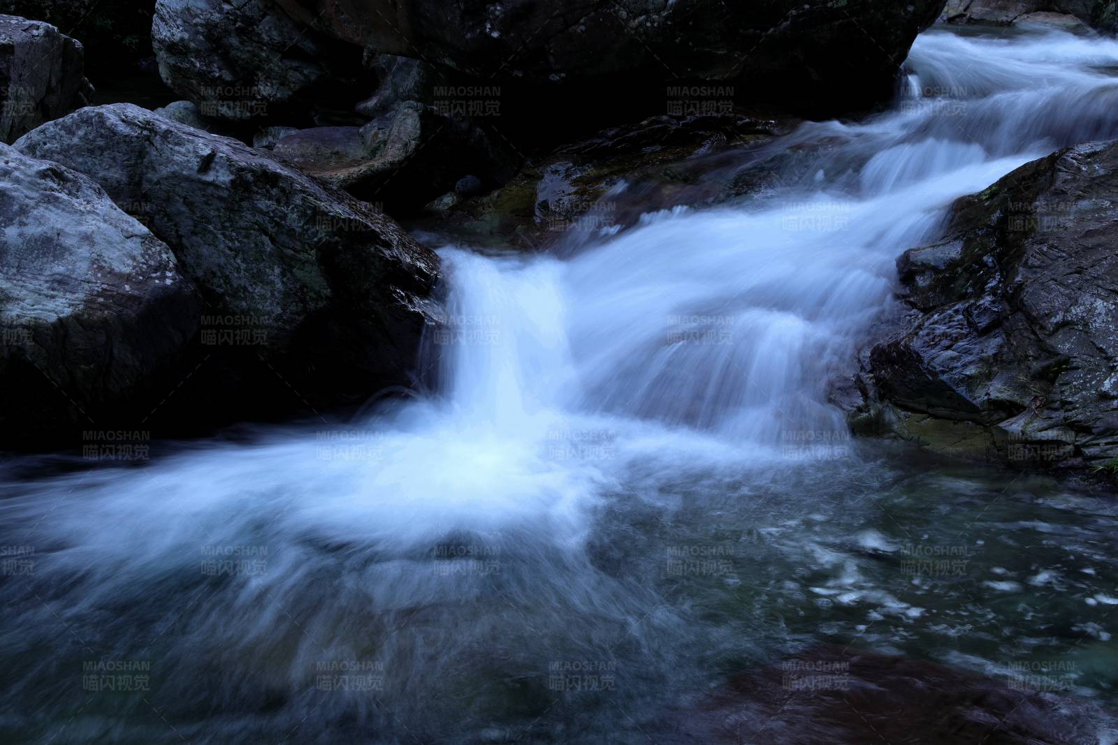 流水潺潺 山间清泉图片
