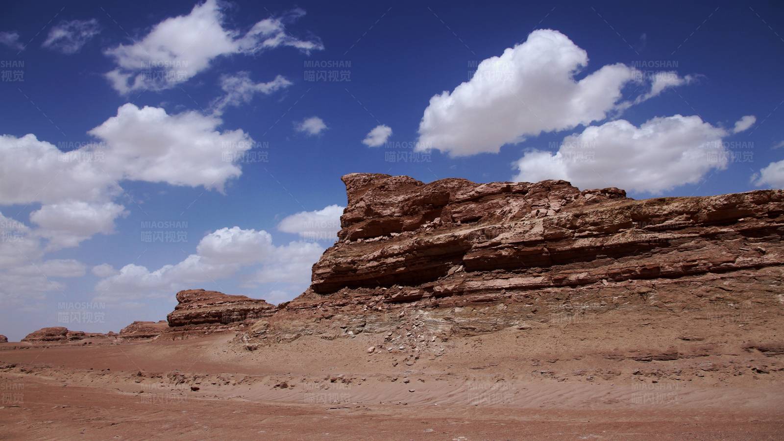 沙漠中的岩石景观图片