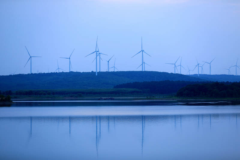 南京六合大泉水库的风车倒影图片
