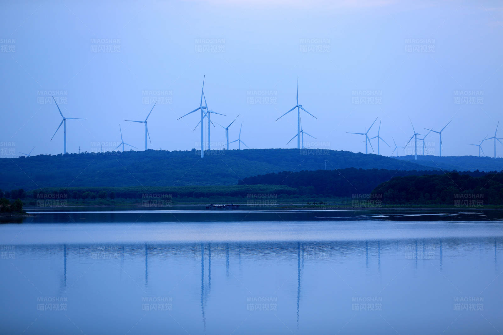 南京六合大泉水库的风车倒影图片