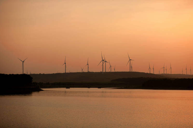 南京六合竹镇夕阳下的风车与湖光图片