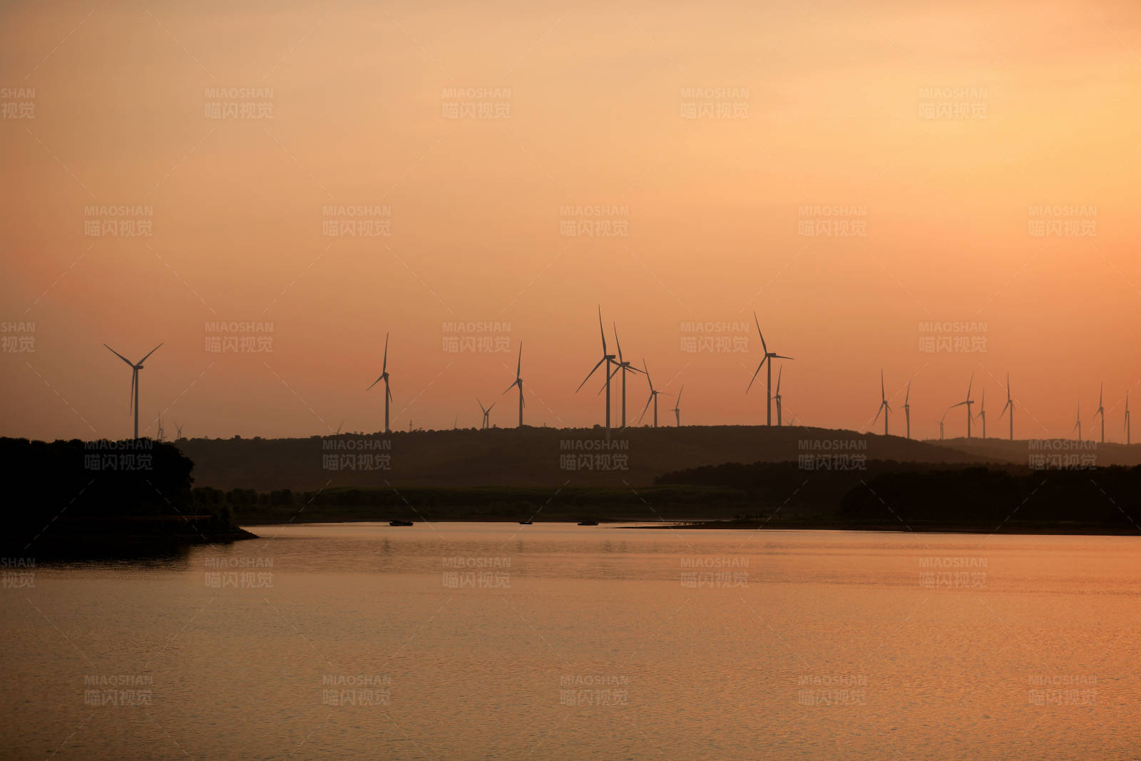 南京六合竹镇夕阳下的风车与湖光图片