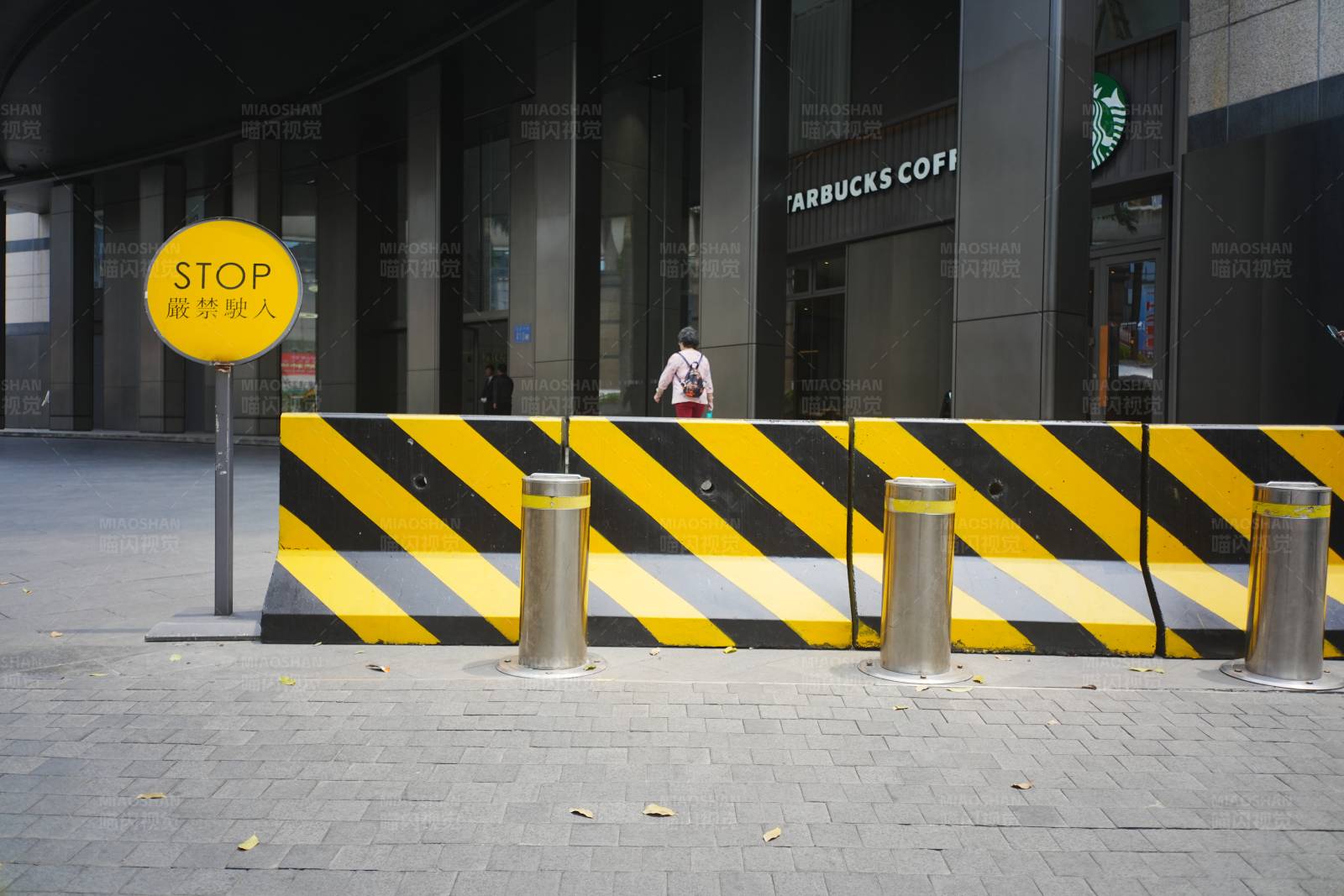 星巴克前的交通障碍图片