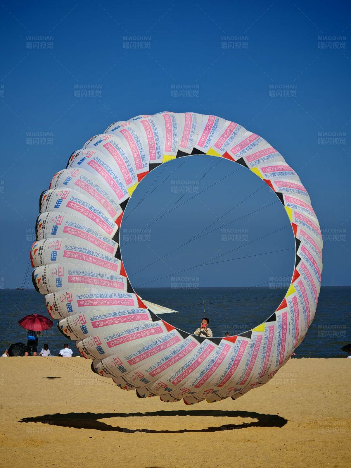 海滩上的巨大环形风筝图片
