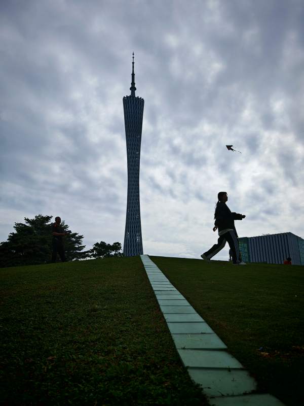 广州塔下的悠闲时光图片