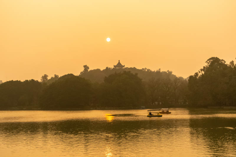夕阳下的湖光山色图片